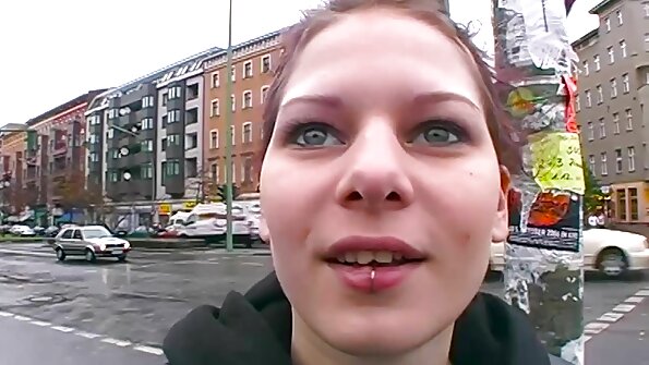 Anastasia Brokelin wordt buiten film porno net geolied en geneukt