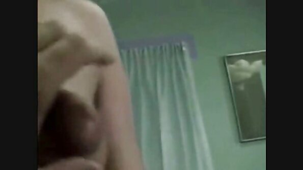 Ebony Daizy Cooper film porno taxi met krullend haar geeft hoofd en wordt genaaid in bed