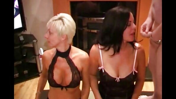 Darcie Dolce film porno en haar sexy vriendin Noelle hebben plezier op de bank