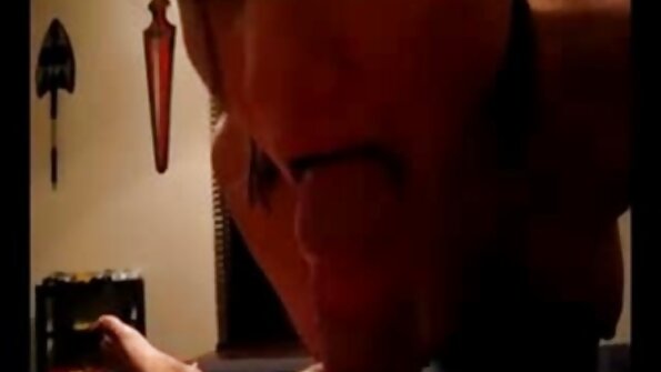 Rondborstige MILF in super film porno panty geneukt door gemaskerde kerel in bed