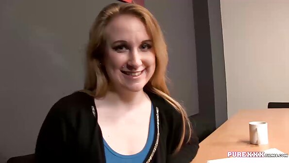 Frisky studente neukt haar kamergenoot met strapon porno scol