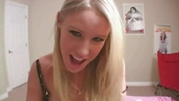 Blondine met grote tieten zuigt gretig filme gratis porn een lul