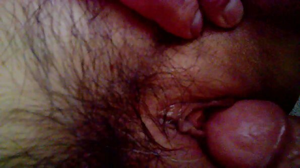 Petite babe is aan het masturberen in filme porno grati haar bed