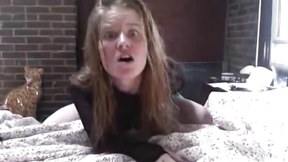 Alexa Grace porno video xxxl zuigt en neukt keiharde lul bij de open haard